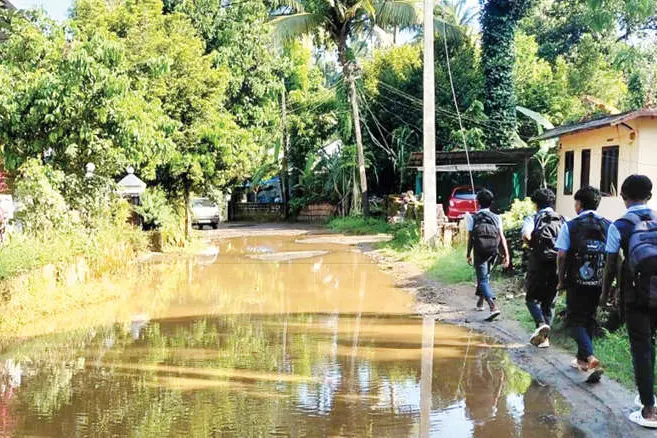 തകർന്ന റോഡ്, തകരാൻ സാധ്യതയുള്ള ഭിത്തി