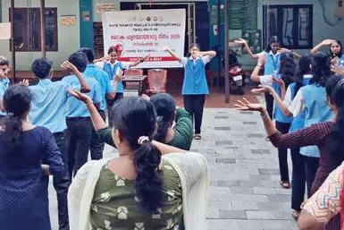 ആശുപത്രി ജീവനക്കാരുടെ ഹൃദയത്തിന് കരുതലൊരുക്കി കുട്ടികൾ