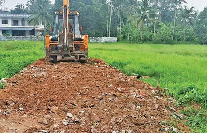 സ്വകാര്യവ്യക്തിയുടെ വീട്ടിലേക്കുള്ള റോഡ് നിർമാണത്തിനായി പാടം നികത്തൽ