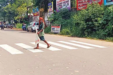 തെളിഞ്ഞു, സ്കൂളുകൾക്കു മുമ്പിൽ സീബ്രാവരകൾ