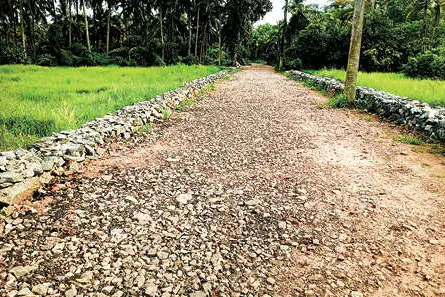 ഗതാഗതയോഗ്യമാകുന്നതും കാത്ത് ഗ്രാമീണറോഡുകൾ