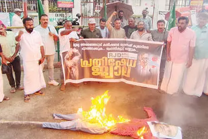 ഗ്യാനേഷ്‌കുമാറിന്റെ കോലംകത്തിച്ച് ആർ.ജെ.ഡി. പ്രതിഷേധജ്വാല