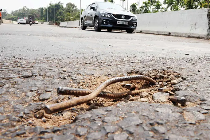 ദേശീയപാതയിലെ പുല്ലൂർ പാലത്തിൽ ആളെക്കൊല്ലി കമ്പികൾ