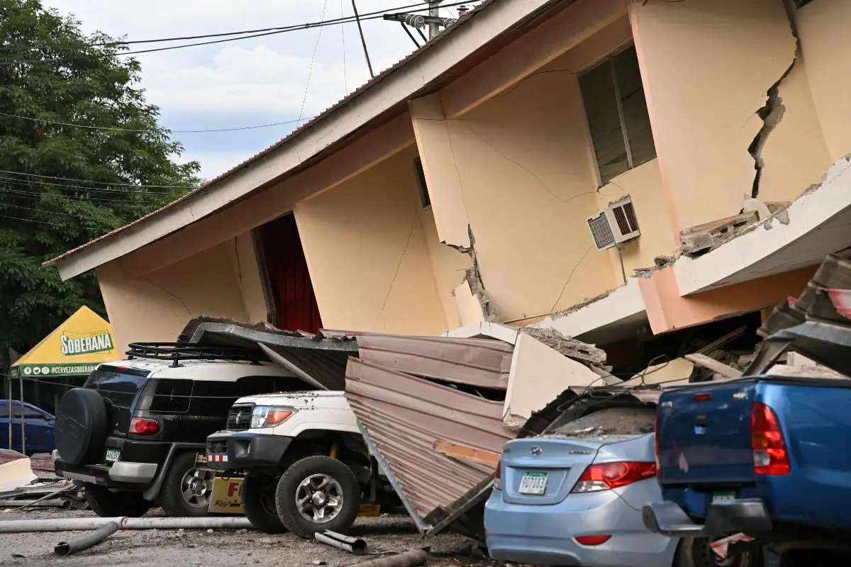 This view shows a collapsed building and damaged cars after a 7.6-magnitude earthquake struck the country, in Penonome, Panama, on October 9, 2026 (Photo: X)