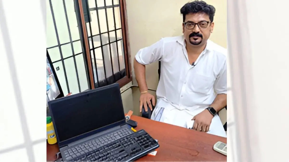എരൂരിലെ ദർശന സൂപ്പർമാർട്ട് ഉടമ സുമേഷ് കുമാർ തന്റെ സ്ഥാപനത്തിൽ
