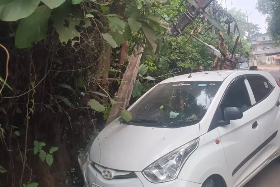 കാർ വൈദ്യുതിത്തൂണിലിടിച്ച് അപകടം; പ്രദേശത്ത് വൈദ്യുതി തടസപ്പെട്ടു