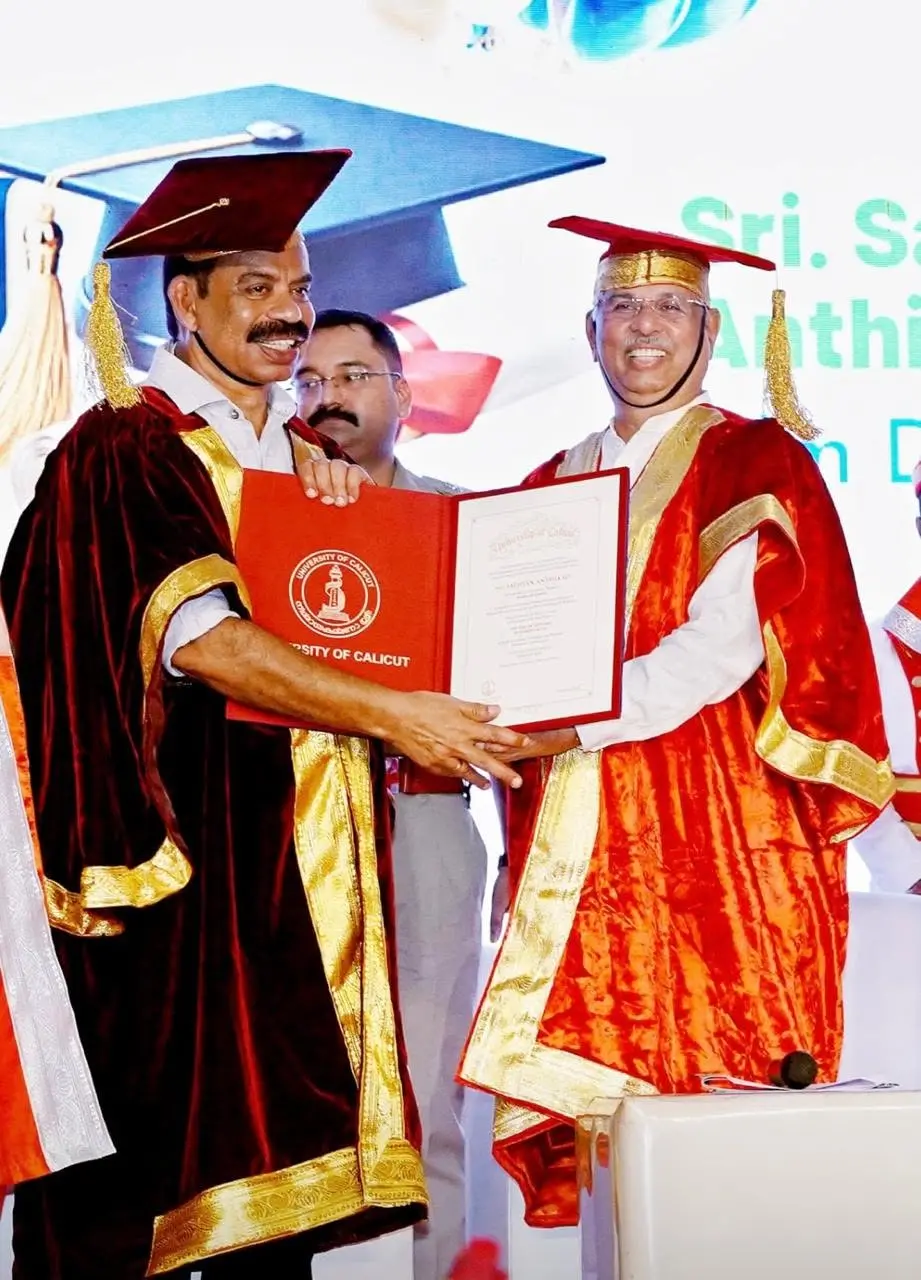 സംവിധായകൻ സത്യൻ അന്തിക്കാടിന് ​ഗവർണർ രാജേന്ദ്ര ആർലേക്കർ ഡി-ലിറ്റ് സമ്മാനിക്കുന്നു | ഫോട്ടോ: Facebook