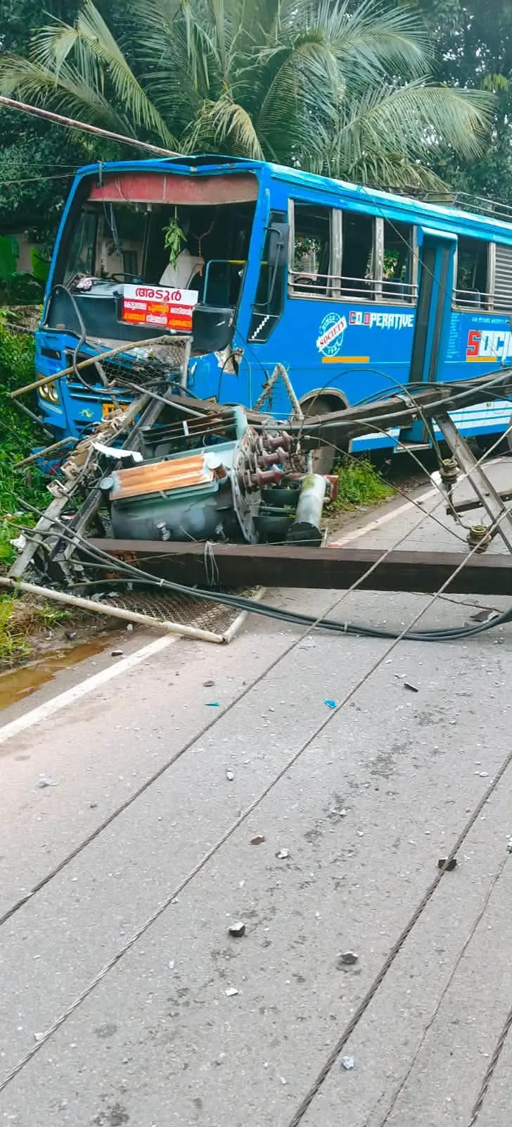 അപകടത്തിൽപ്പെട്ട ബസ്