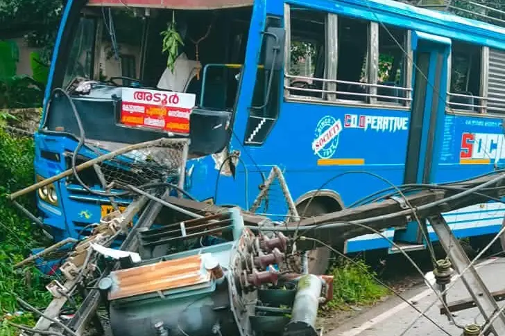 ഓടിക്കുന്നതിനിടെ ദേഹാസ്വാസ്ഥ്യം, ഡ്രൈവർ ബസ് ട്രാൻസ്ഫോർമറിൽ ഇടിച്ചുനിർത്തി; യാത്രക്കാർ സുരക്ഷിതർ
