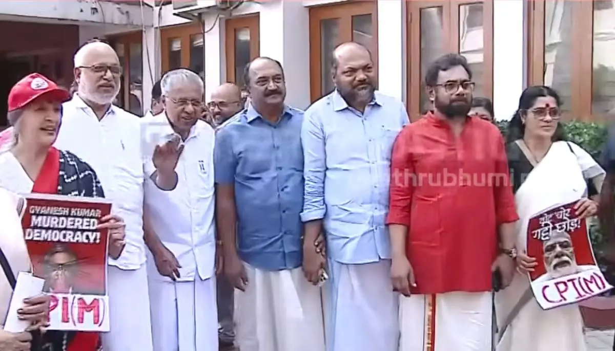 സിപിഎം നേതാക്കൾ പ്രതിഷേധത്തിനിടെ | Photo: Mathrubhumi news/screengrab