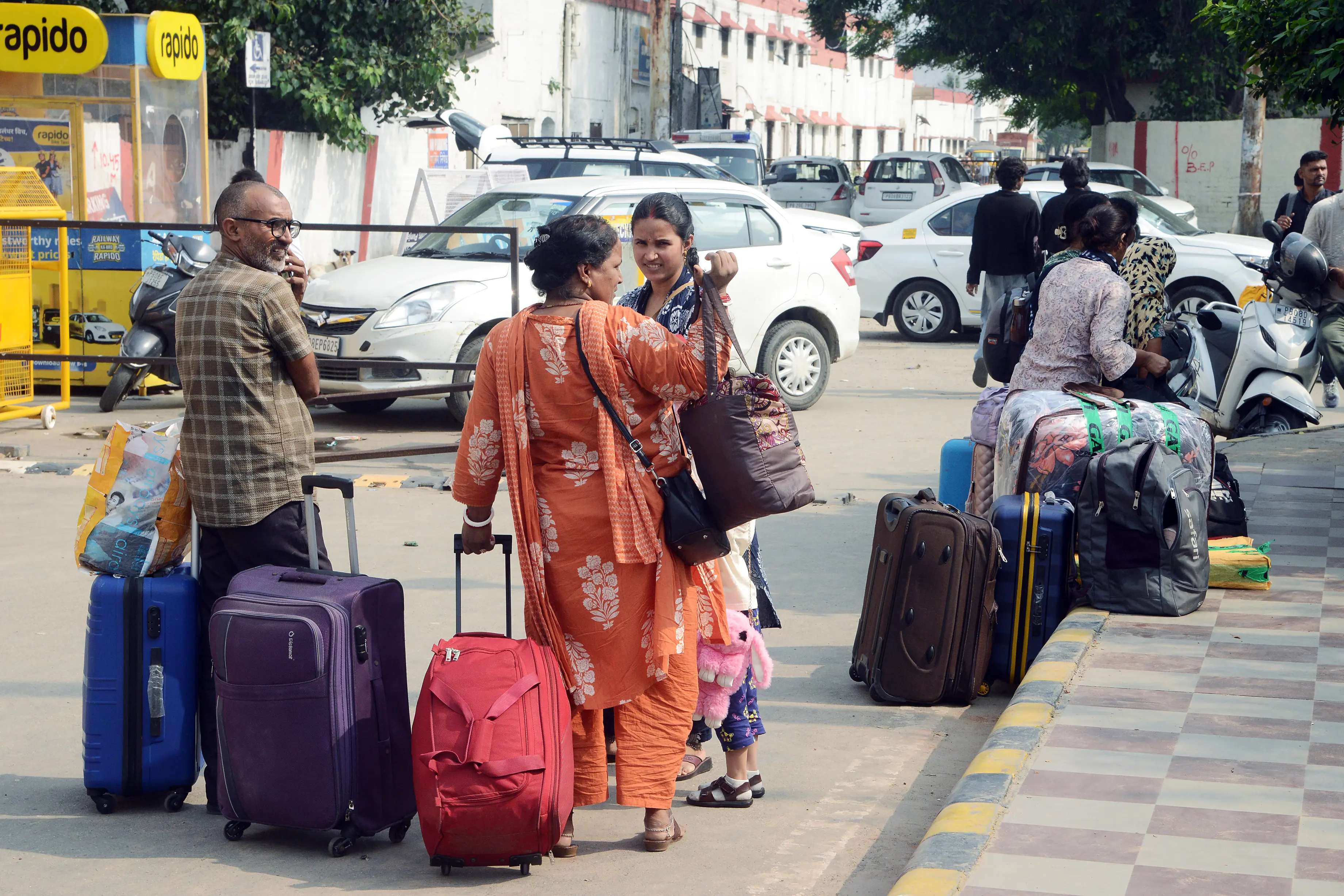ഗതാഗത സംവിധാനങ്ങൾ തടസ്സപ്പെട്ടതിനെ തുടർന്ന് പ്രതിസന്ധിയിലായവർ | Photo: ANI