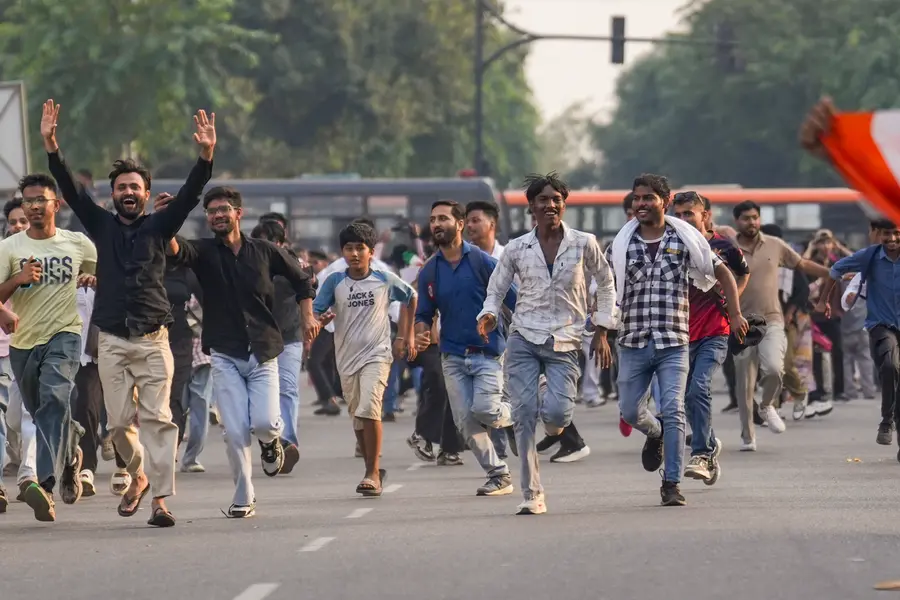 മാറുന്ന സമരരീതിയും തന്ത്രങ്ങളും: പോലീസിനെ കബളിപ്പിക്കാൻ സിഗ്നൽ ഗ്രൂപ്പുകളിലൂടെയും എൻക്രിപ്റ്റഡ് സന്ദേശങ്ങളിലൂടെയും സമരം ഏകോപിപ്പിച്ച് യുവാക്കൾ