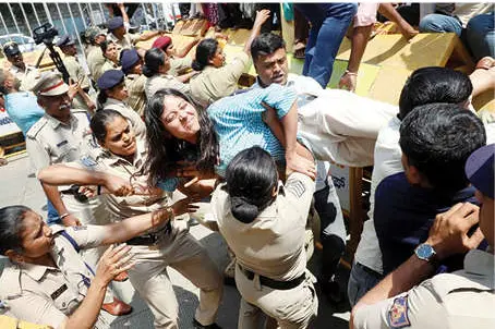 ഗ്യാനേഷ് കുമാറിന്റെ രാജി: സമരം ശക്തം; വിദ്യാർഥികളെ കസ്റ്റഡിയിലെടുത്തുനീക്കി