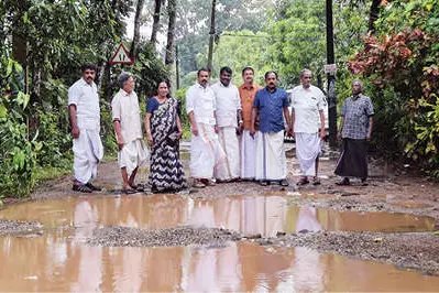 കുണ്ടും കുഴിയും; റോഡിലിറങ്ങാൻ പഴയ കടത്തുവള്ളം വരണം