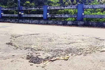 മതിലകം പാലത്തിൽ കോൺക്രീറ്റ് അടർന്ന സംഭവം; ടാറിട്ട്‌ പി.ഡബ്ല്യു.ഡി.