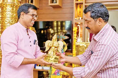 ഹൂസ്റ്റൺ ഗുരുവായൂരപ്പൻ ക്ഷേത്രത്തിൽ വെങ്കലനാടിന്റെ പെരുമയിൽ സ്വർണക്കൊടിമരം