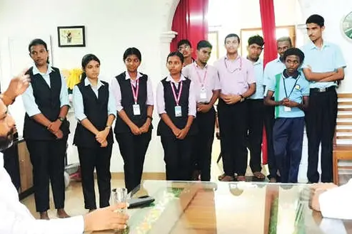 പഠനത്തോട് മാത്രമല്ല... ഇഷ്ടം നാടിനോടും
