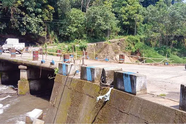 മൂക്കൻപെട്ടി കാത്തിരിക്കുന്നു... വേണം പാലം