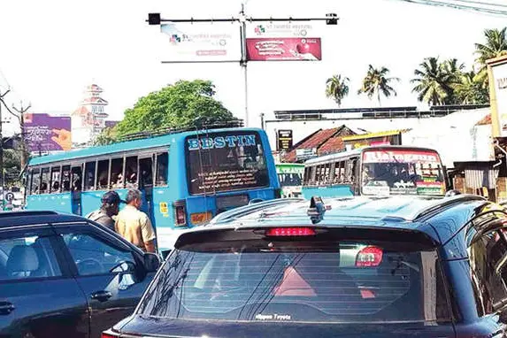 കുഴിയെടുത്ത് കുരുക്കി