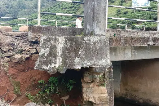 വെറുതേയല്ലഅപകടപ്പാലം എന്ന് പേര്