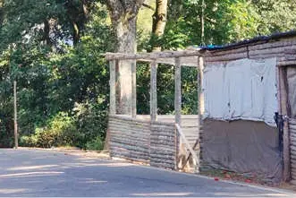 ലക്കത്ത് ലക്കുംലഗാനുമില്ലാതെ പെട്ടിക്കടകൾ
