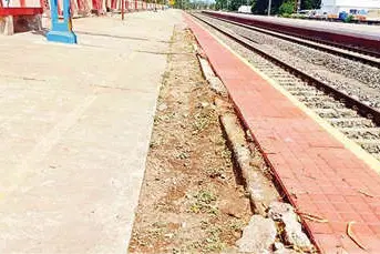 പ്ലാറ്റ്ഫോം തകർന്നു; യാത്രക്കാർ ഭീതിയിൽ
