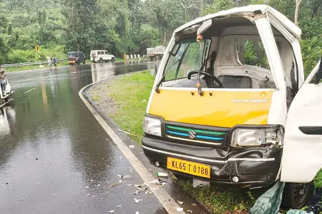 ലോറിയും പിക്കപ്പ് വാനും കൂട്ടിയിടിച്ച് യുവതി മരിച്ചു; രണ്ടുപേർക്ക് പരിക്ക്