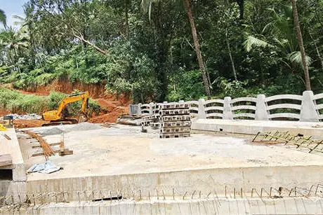 അപ്രോച്ച് റോഡിൽ തോടിനു കുറുകേയുള്ള പാലം പൂർത്തിയായി