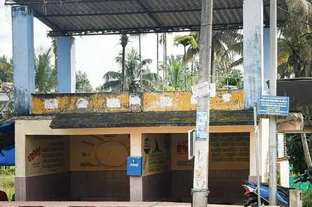കോളിയാടിയിൽ ബസ് കാത്തിരിപ്പിന് സൗകര്യമില്ല