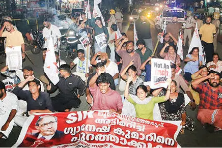 ദേശീയപാത ഉപരോധിച്ച് ഡി.വൈ.എഫ്.ഐ.യും എസ്.എഫ്.ഐ.യും