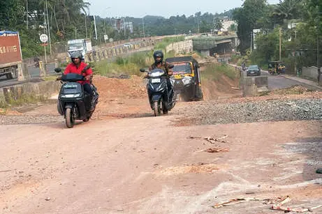 പൂർത്തിയാകാത്ത സർവീസ് റോഡ് അനുവാദമില്ലാതെ തുറന്നു നടപടിക്ക് സാധ്യത