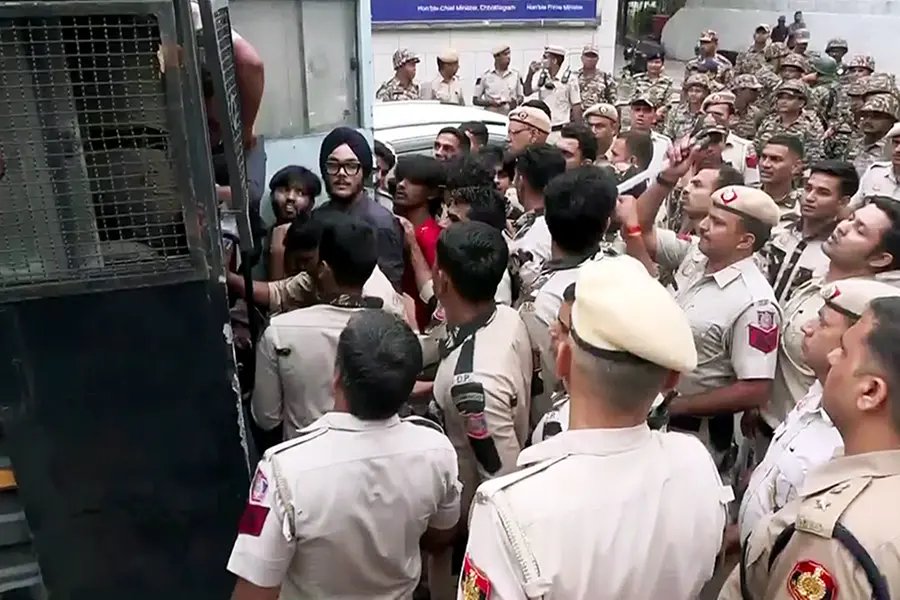 Delhi Police detain protesters near Connaught Place amid the CJP protest