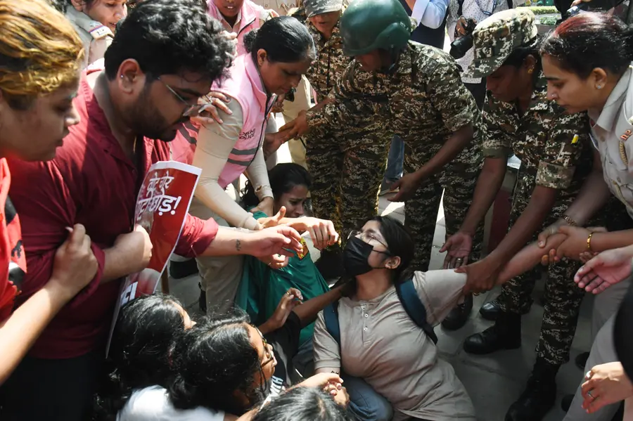 ജനാധിപത്യം തോൽക്കാതിരിക്കാനുള്ള യുദ്ധങ്ങൾ; കൊടികളുടെ നിറംനോക്കാതെ അണിചേർന്ന യുവത