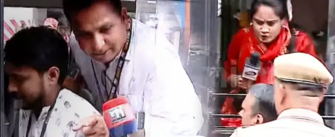 Journalists being taken into custody by Delhi Police | Photo: VideoScreengrab