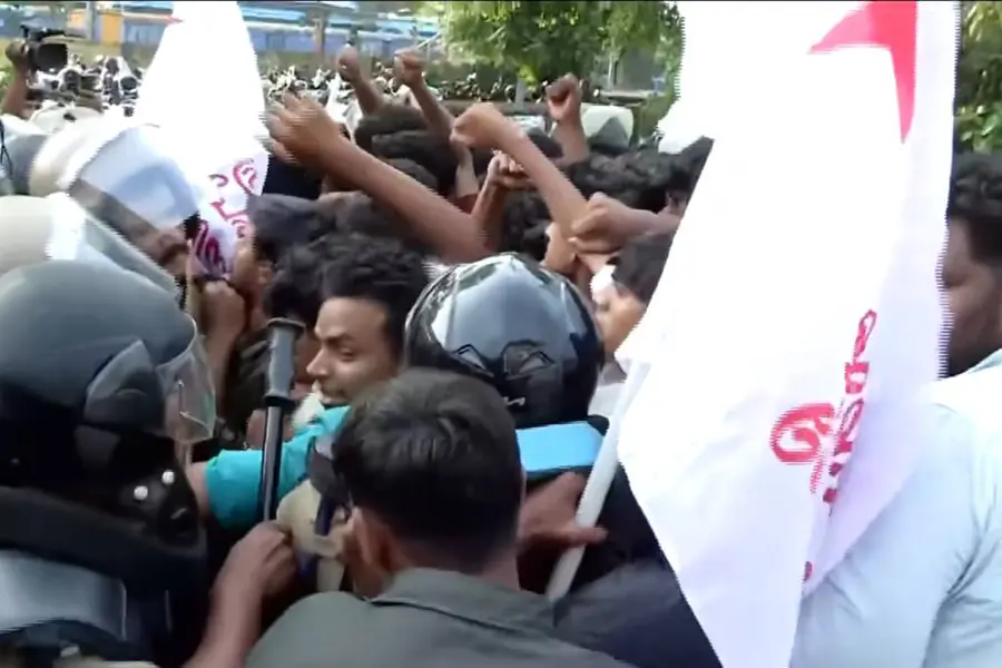 ഗ്യാനേഷ് കുമാറിന്റെ രാജി ആവശ്യപ്പെട്ട് പാലക്കാട്ടും SFI പ്രതിഷേധം; പ്രവർത്തകരെ വലിച്ചിഴച്ച് പോലീസ്, സംഘർഷം