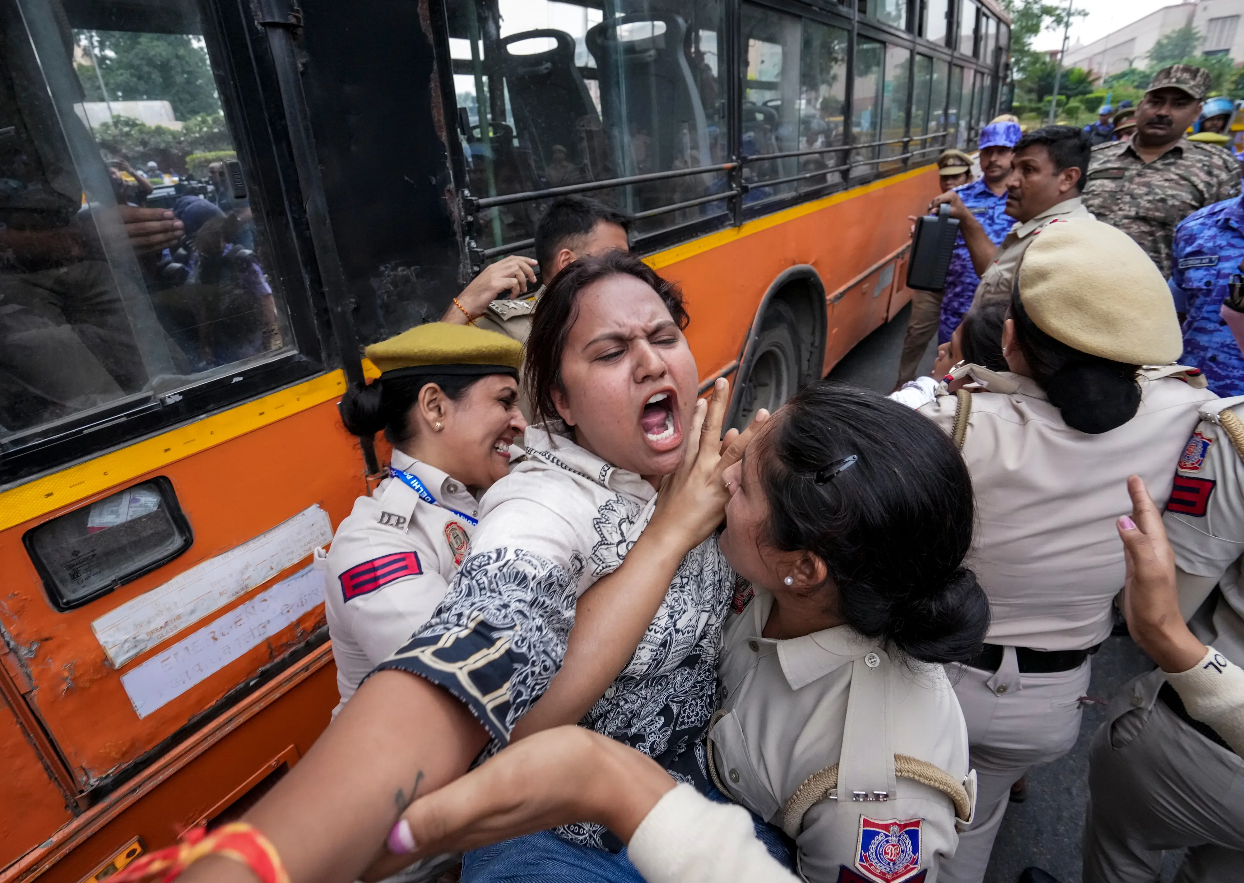 പ്രതിഷേധക്കാരന കസ്റ്റഡിയിലെടുക്കുന്ന സുരക്ഷാ ഉദ്യോഗസ്ഥർ | PHOTO: PTI