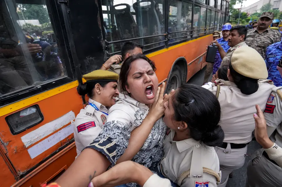 ചെറുസംഘങ്ങളായെത്തി തുടർച്ചയായ പ്രതിഷേധം, സമരകേന്ദ്രമായി കൊണാട്ട് പ്ലേസ്; ഭീകരാന്തരീക്ഷം സൃഷ്ടിച്ച് ഡൽഹി പോലീസ്