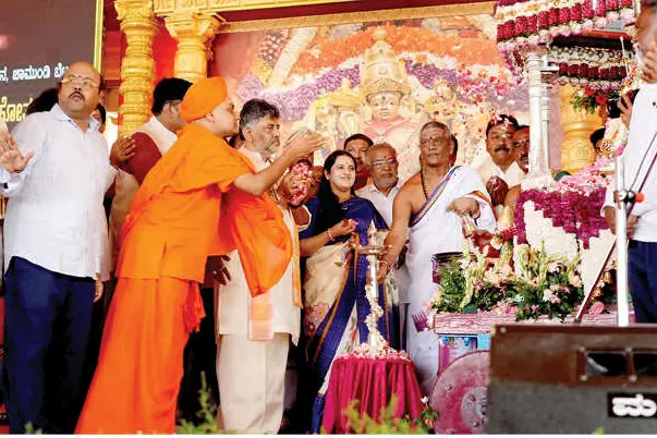 ചാമുണ്ഡീദേവിക്ക് പുഷ്പാർച്ചനയോടെ മൈസൂരു ദസറയ്ക്ക് തുടക്കം