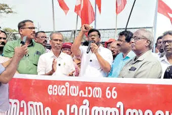 ടോൾ പ്ലാസ അടച്ചു പോലീസ്; ആംബുലൻസും വിട്ടില്ല