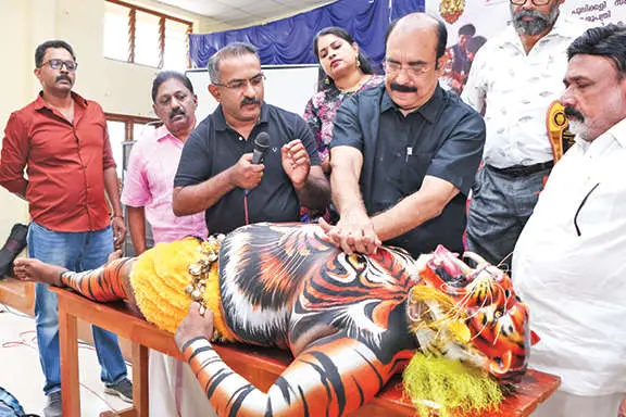 പുലികളുണ്ടാകും മിടിപ്പേകാൻ...
