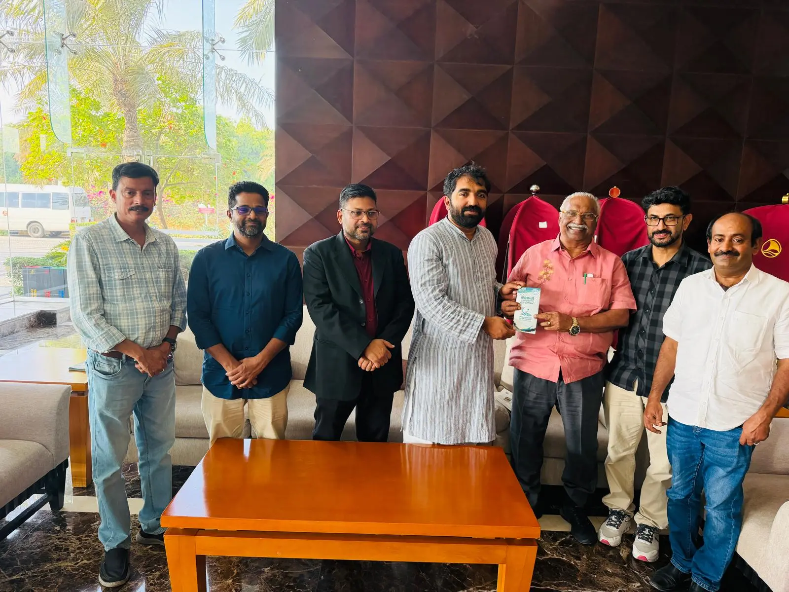ഫ്രന്‍ഡ്സ് സ്റ്റഡി സര്‍ക്കിള്‍ സംഘടിപ്പിക്കുന്ന ക്യാമ്പയിനോടനുബന്ധിച്ച് പുറത്തിറക്കുന്ന ലഘുലേഖ പുതുപ്പള്ളി എം.എല്‍.എ ചാണ്ടി ഉമ്മന്‍ സിനിമാ നിര്‍മാതാവ് ഗോകുലം ഗോപാലന് നല്‍കി പ്രകാശനം ചെയ്യുന്നു
