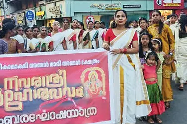 കാഞ്ചി കാമാക്ഷിയമ്മൻ മാരിയമ്മൻക്ഷേത്രത്തിൽ നവരാത്രിയാഘോഷം തുടങ്ങി