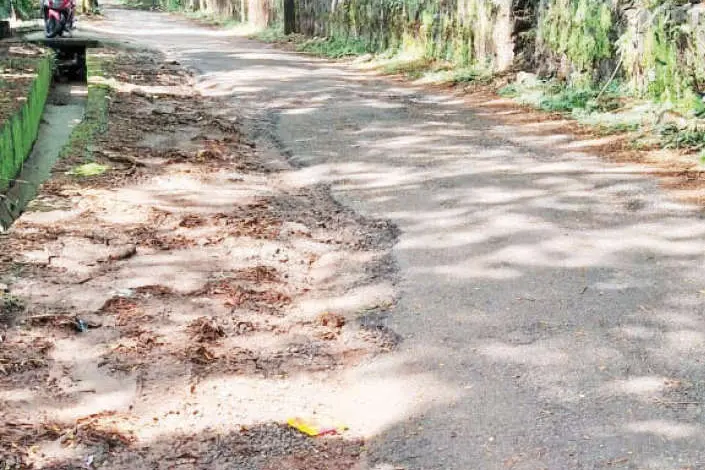 തകർന്നും ഇടുങ്ങിയും പഴയ റെയിൽവേ സ്റ്റേഷൻ റോഡ്