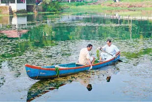 തോണിയെടുത്തിറങ്ങി നഗരസഭാധ്യക്ഷൻ ജനകീയ കൂട്ടായ്മയിൽ നീലേശ്വരം കോവിലകം ചിറ ക്ലീൻ