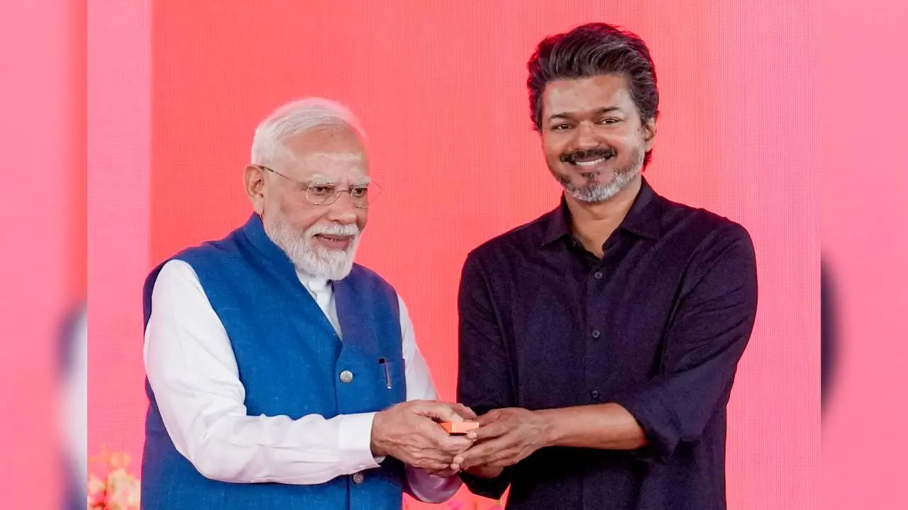 വികസന പദ്ധതികളുടെ ഉദ്ഘാടനം നിർവഹിക്കുന്നതിനായി റിമോട്ട് കൺട്രോളിന്റെ സ്വിച്ച് പ്രധാനമന്ത്രി നരേന്ദ്ര മോദിയും തമിഴ്‌നാട് മുഖ്യമന്ത്രി ജോസഫ് വിജയ്യും അമർത്തുന്നു.