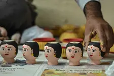 നവരാത്രിക്കാലത്ത് കളിപ്പാട്ടങ്ങളുടെ നഗരത്തിലേക്കൊരു യാത്ര; ഇവിടുത്തെ കളിപ്പാട്ടങ്ങളെല്ലാം മരത്തിൽകൊത്തിയെടുത്തത്