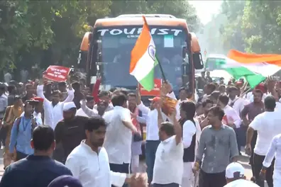 Chalo Dilli: Opposition commences massive march to Supreme Court against CEC | WATCH