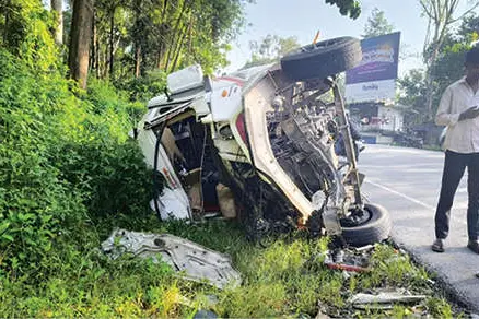 വിനോദയാത്രാ സംഘത്തിന്റെ ട്രാവലർ ലോറിയിലിടിച്ച് മറിഞ്ഞ് രണ്ടുപേർ മരിച്ചു