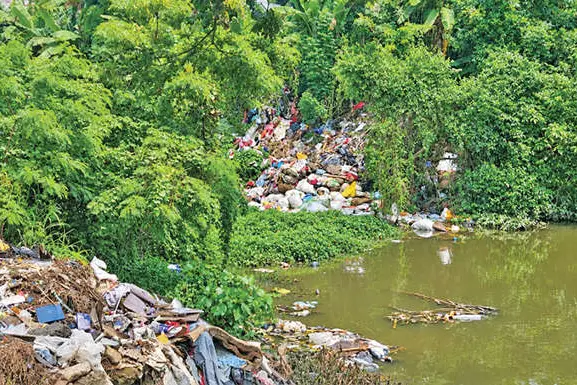 കരമനയാറ്റിൽ മാലിന്യം തള്ളുന്നു