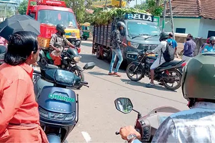 പരവൂർ-ചാത്തന്നൂർ റോഡിൽ അപകടം പതിവ്